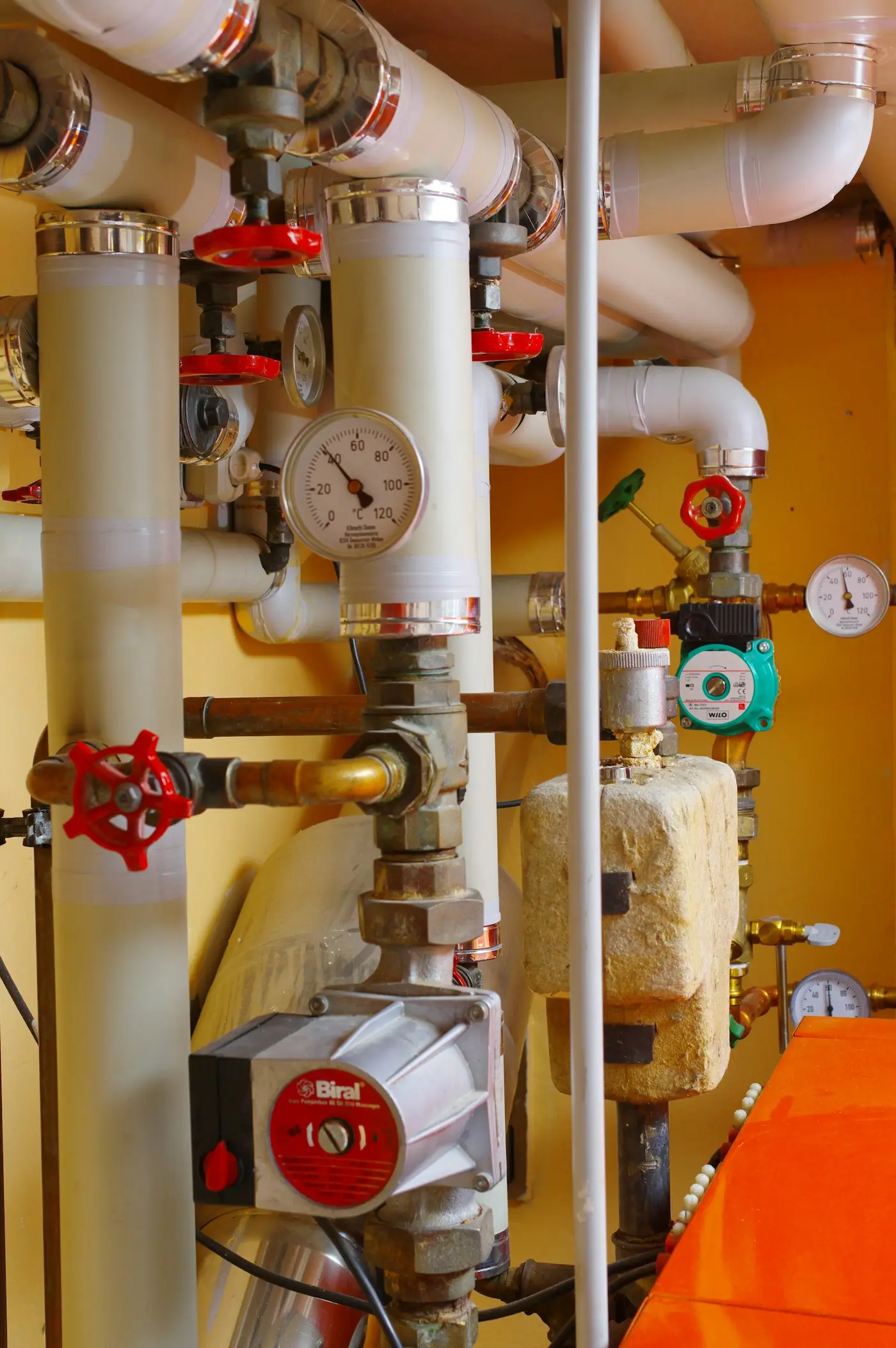 Installation d'un ballon d'eau chaude : vannes et raccordements hydrauliques