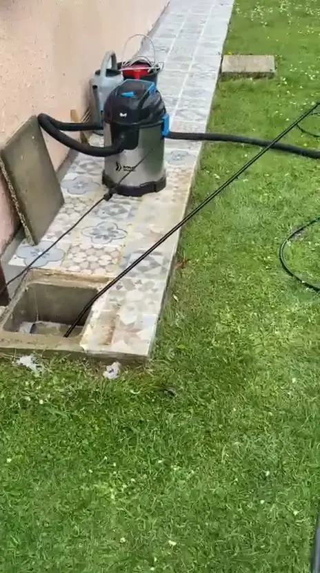 Débouchage d'une canalisation extérieure par un technicien DP Pro Service