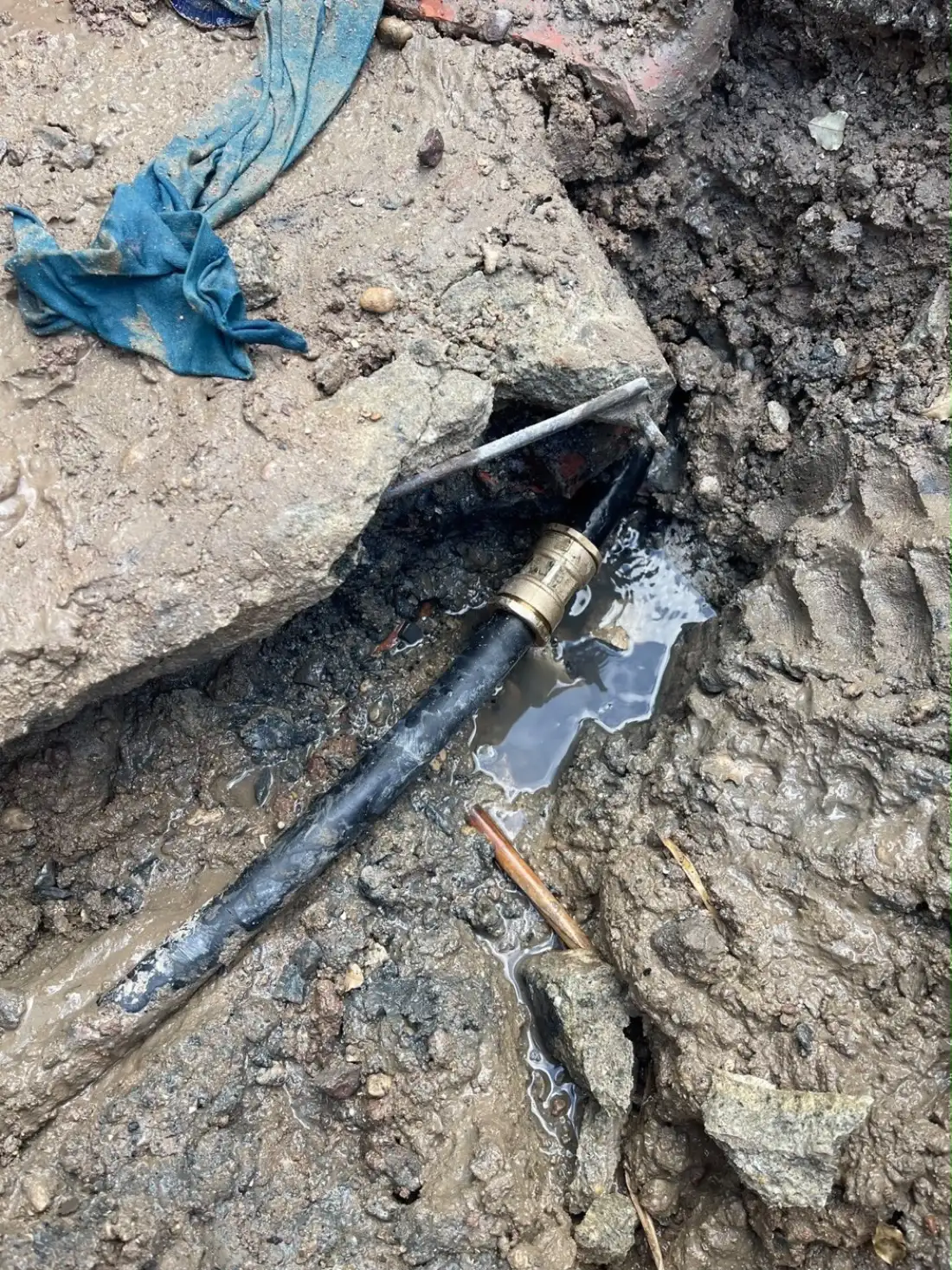 Réparation d'une canalisation d'eau enterrée avec raccord laiton
