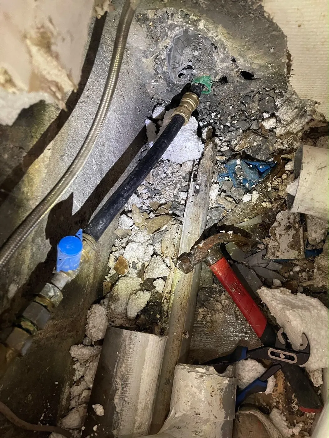Réparation d'une fuite sur canalisation encastrée, flexible et vanne d'arrêt remplacés